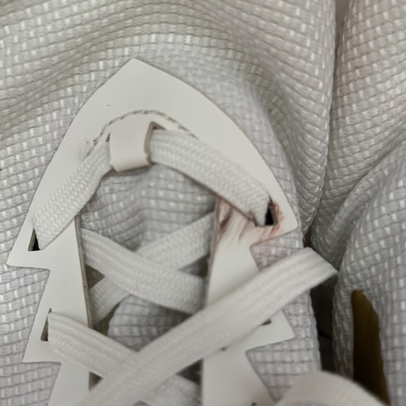 Brooks Wire v5 Track Spike Running Shoes, White/Gold - Picture 6 of 9